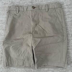 Vineyard Vines Boys Breaker Chino Tan shorts sz 18 good condition